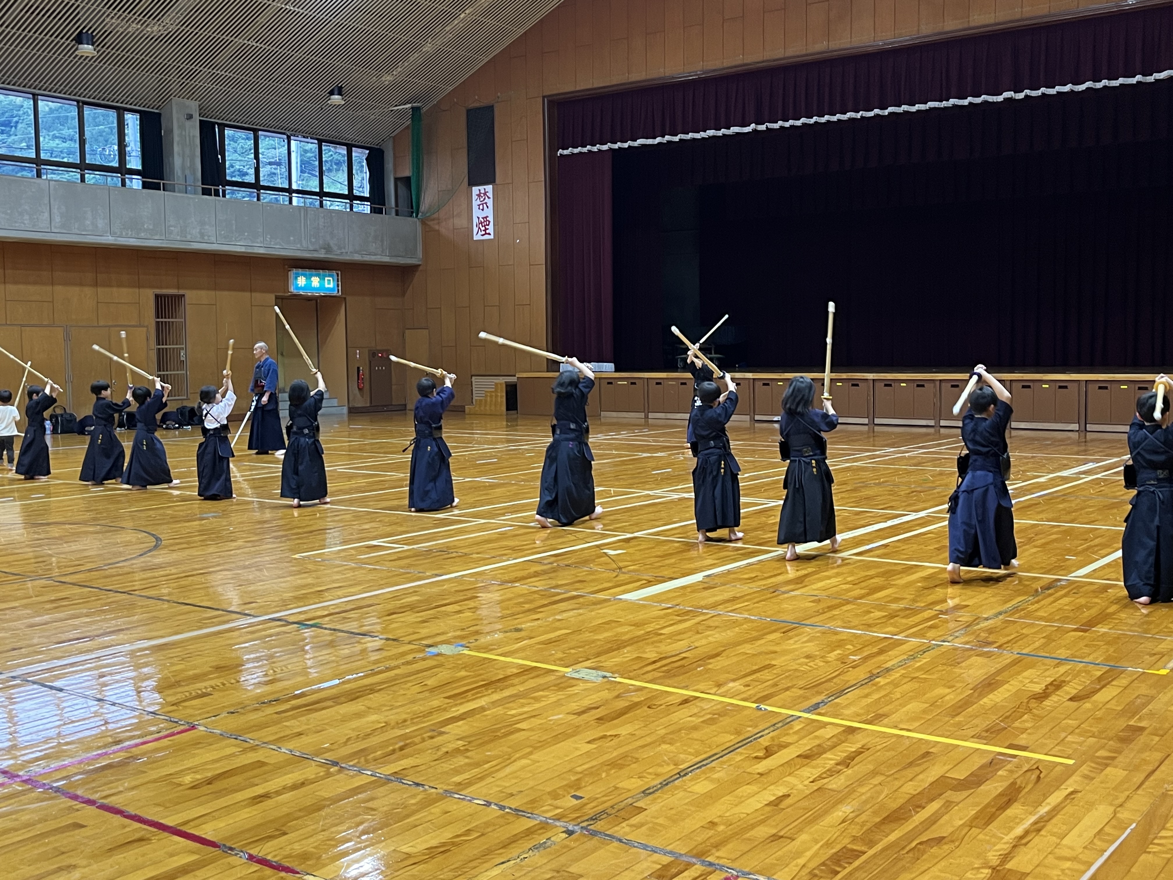 稽古に励む子どもたち